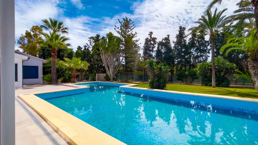 Piscina iluminada al anochecer
